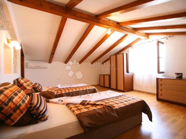 Prekrasna istarska villa s bazenom, 220 m² i 5 en-suite spavaćih soba