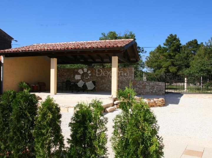 Prekrasna istarska villa s bazenom, 220 m² i 5 en-suite spavaćih soba