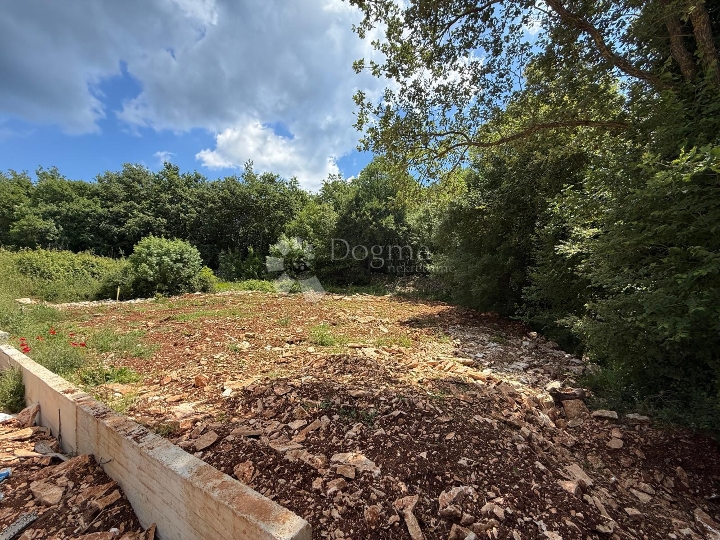 Pavićini - građevinsko zemljište 687m2