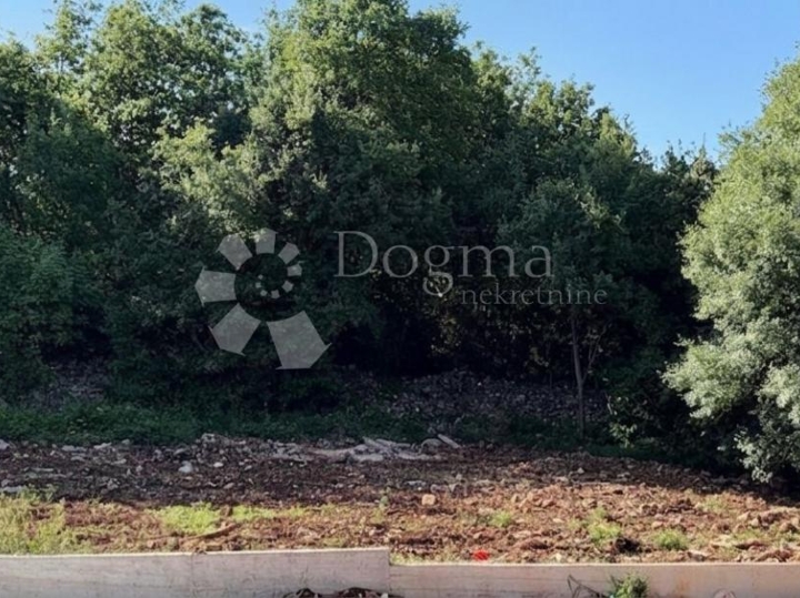Pavićini - građevinsko zemljište 687m2