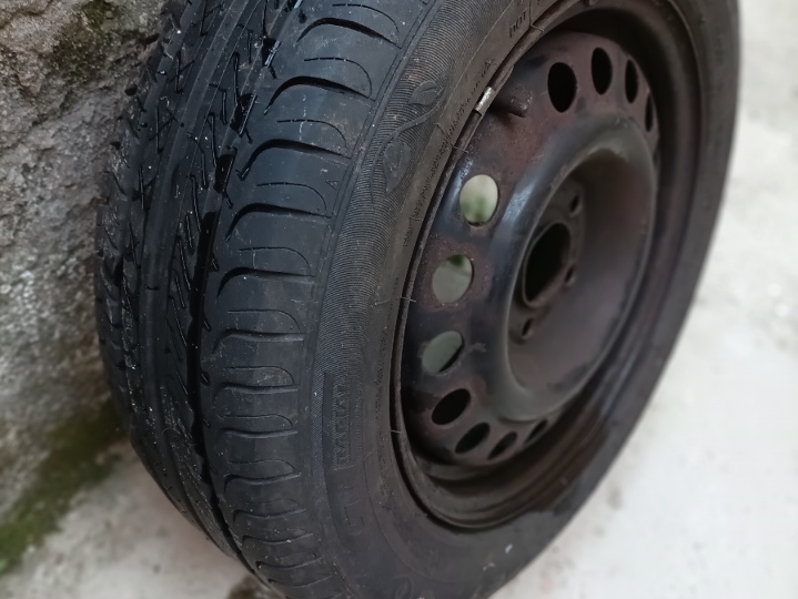 Čelični naplatci s gumama 15", 5 rupa, 4 kom.