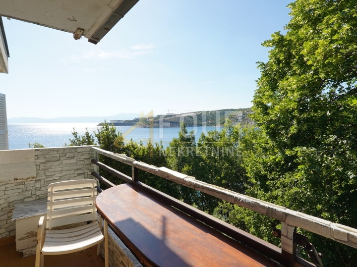 Kraljevica, izvrsna pozicija, stan uz more, 53.31m2, 2Skl., balkon