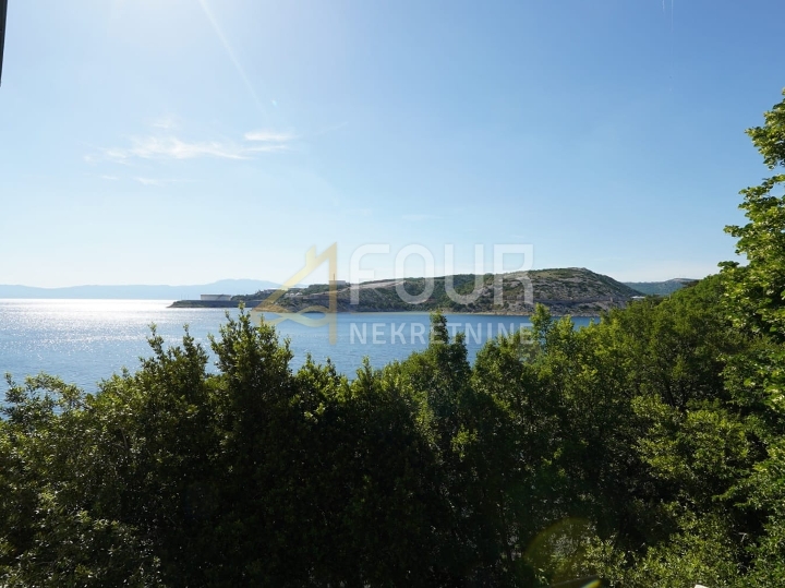 Kraljevica, izvrsna pozicija, stan uz more, 53.31m2, 2Skl., balkon