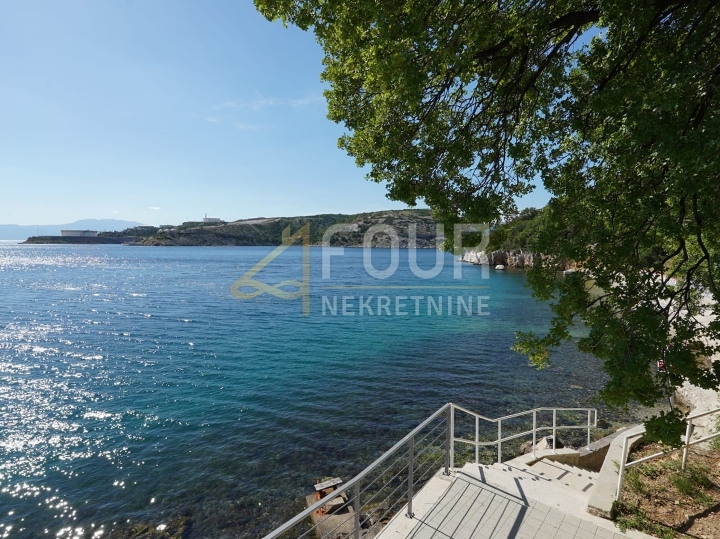 Kraljevica, izvrsna pozicija, stan uz more, 53.31m2, 2Skl., balkon