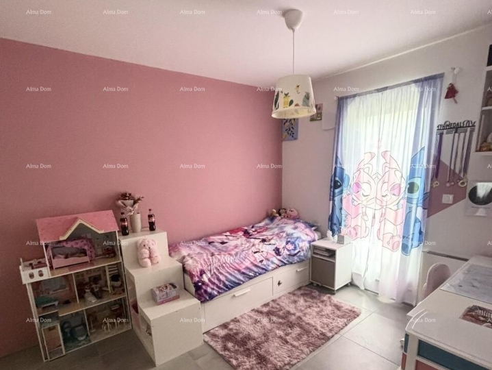 Moderna kuća s prostranom krovnom terasom u Novigradu