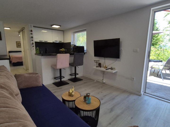 Njivice - apartman samo 50 metara od plaže