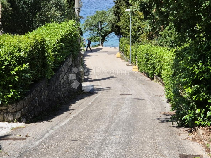 Njivice - apartman samo 50 metara od plaže