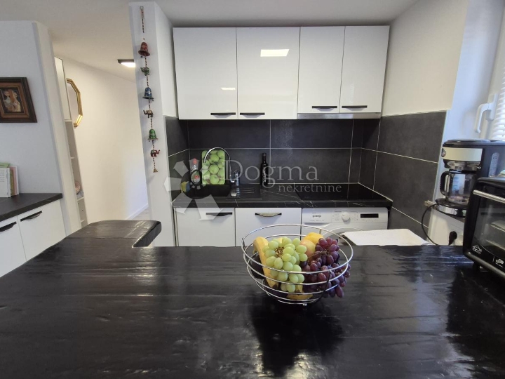 Njivice - apartman samo 50 metara od plaže
