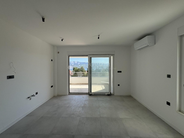 Novogradnja - apartman u prizemlju s okućnicom
