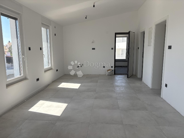 Novogradnja - apartman u prizemlju s okućnicom