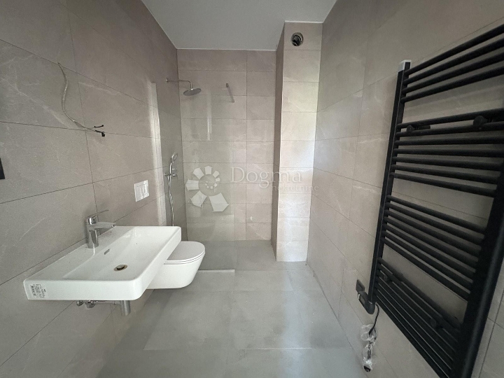 Novogradnja - apartman u prizemlju s okućnicom