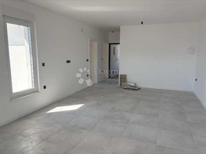 Novogradnja - apartman u prizemlju s okućnicom