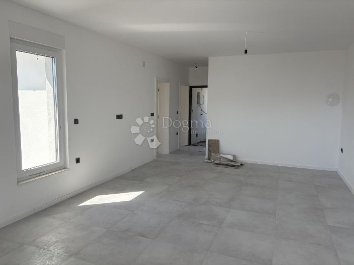 Novogradnja - apartman u prizemlju s okućnicom
