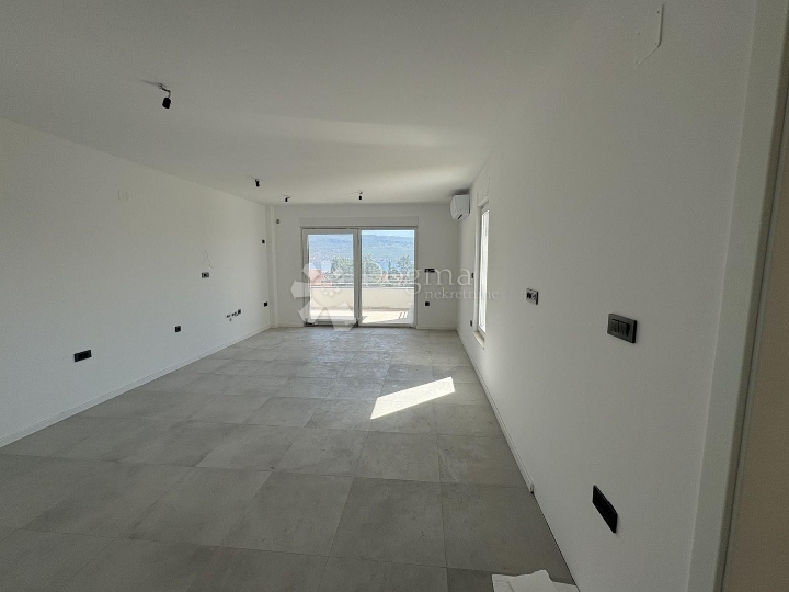 Novogradnja - apartman u prizemlju s okućnicom