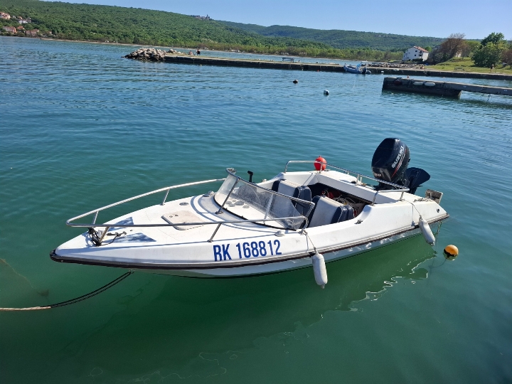 Gliser 4,30 m i Suzuki 50 4t + registrirana prikolica i vez u Mrtvom