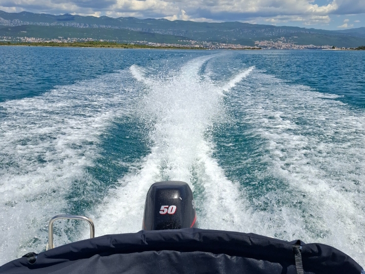Gliser 4,30 m i Suzuki 50 4t + registrirana prikolica i vez u Mrtvom