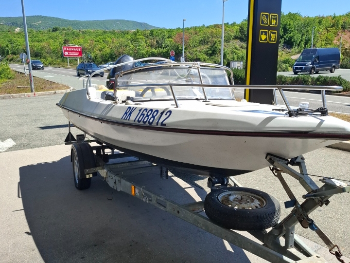 Gliser 4,30 m i Suzuki 50 4t + registrirana prikolica i vez u Mrtvom