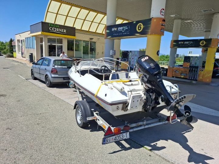 Gliser 4,30 m i Suzuki 50 4t + registrirana prikolica i vez u Mrtvom