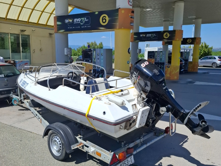 Gliser 4,30 m i Suzuki 50 4t + registrirana prikolica i vez u Mrtvom