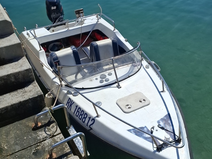 Gliser 4,30 m i Suzuki 50 4t + registrirana prikolica i vez u Mrtvom