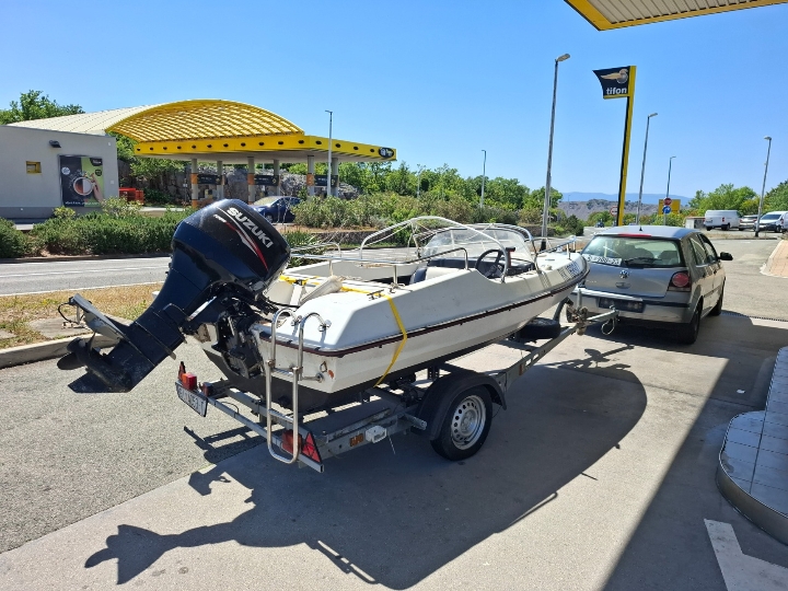 Gliser 4,30 m i Suzuki 50 4t + registrirana prikolica i vez u Mrtvom