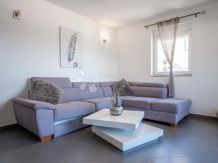 Klimno, apartman na samo 250m od mora