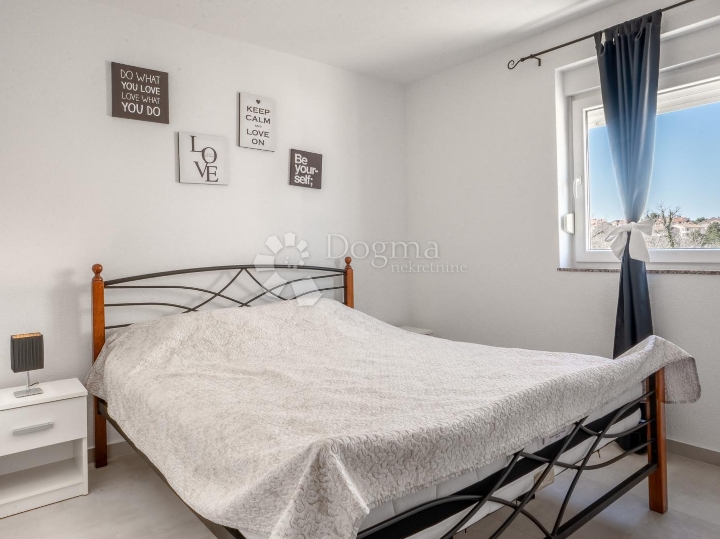 Klimno, apartman na samo 250m od mora