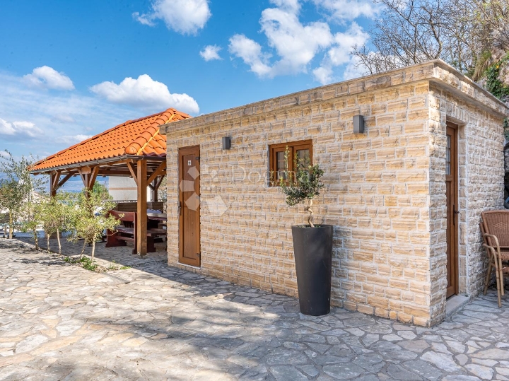 Klimno, apartman na samo 250m od mora