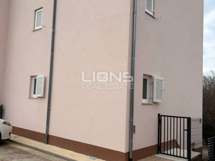 Čižići, 1S+DB, 40 m2, jug, novogradnja, 20m2 privatni parking + vrtna kućica