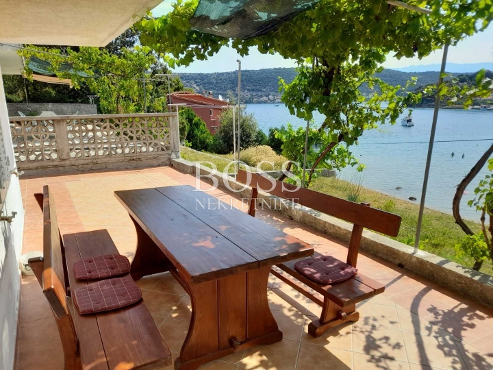 Rab, samostojeća kuća 320m2, prilika!