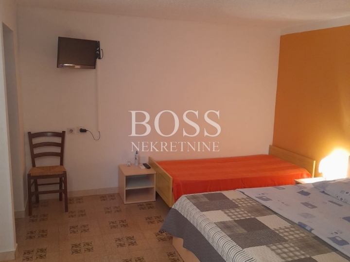 Rab, samostojeća kuća 320m2, prilika!