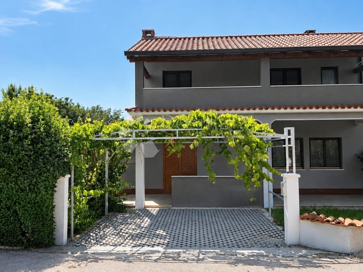 Poreč (okolica) - prostrani stan na 1. katu s vrtom