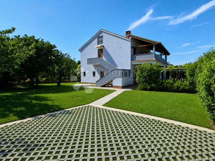 Poreč (okolica) - prostrani stan na 1. katu s vrtom