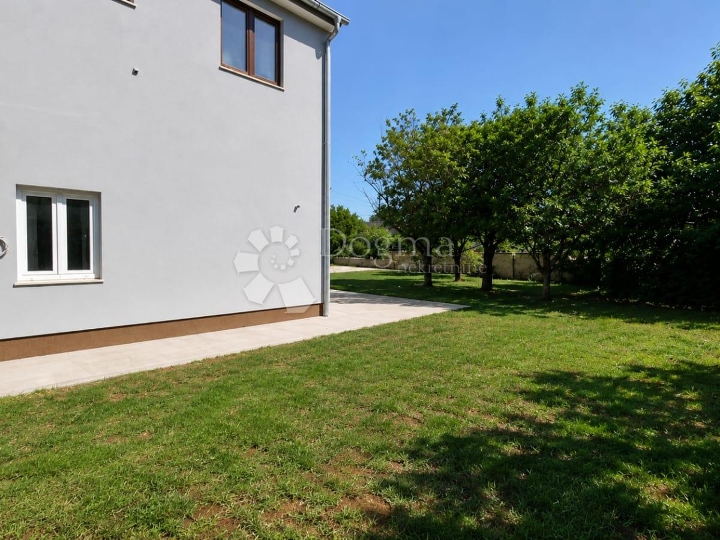 Poreč (okolica) - prostrani stan na 1. katu s vrtom