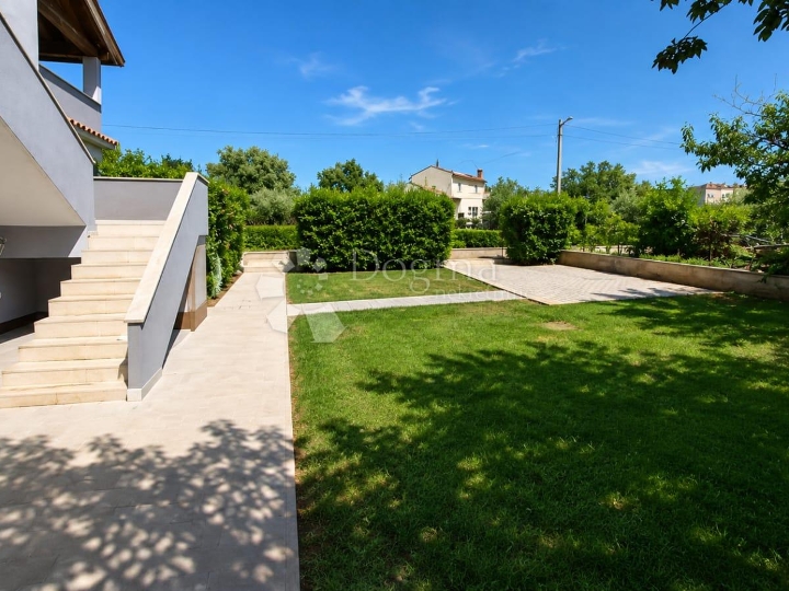 Poreč (okolica) - prostrani stan na 1. katu s vrtom