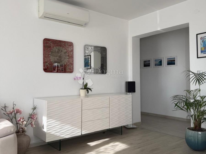 Rijeka, Hosti - stan u kvalitetnoj novogradnji s garažom