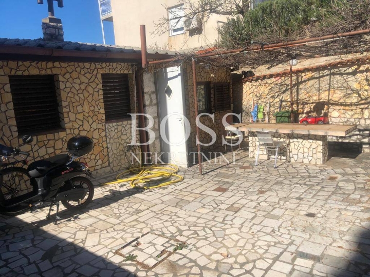Novi Vinodolski, 56m2+dvorište 179m2, 165.000€