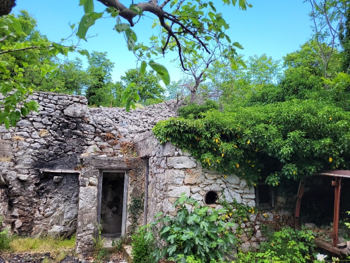 Primorska kućica za uređenje s pogledom na more