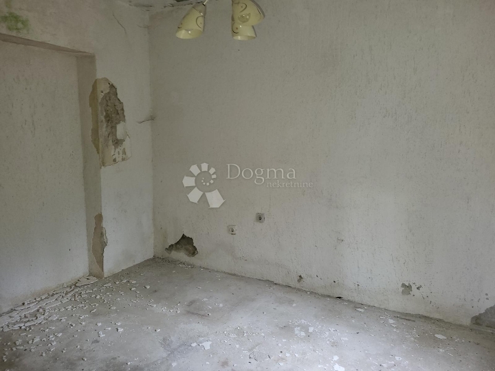 Primorska kućica za uređenje s pogledom na more