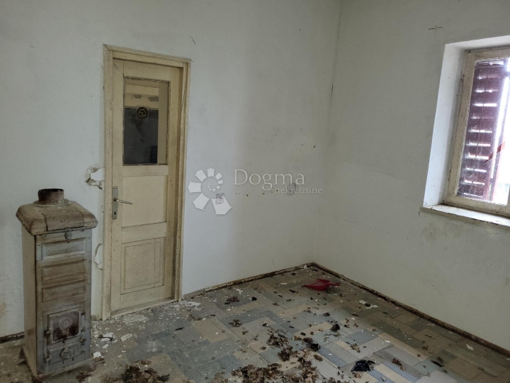 Primorska kućica za uređenje s pogledom na more