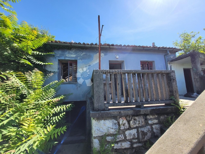 Primorska kućica za uređenje s pogledom na more