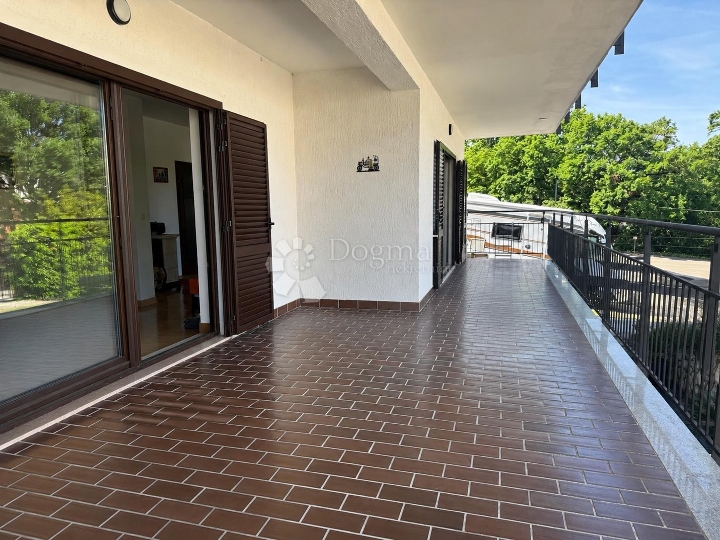 Prostrani 1S+DB apartman u Njivicama