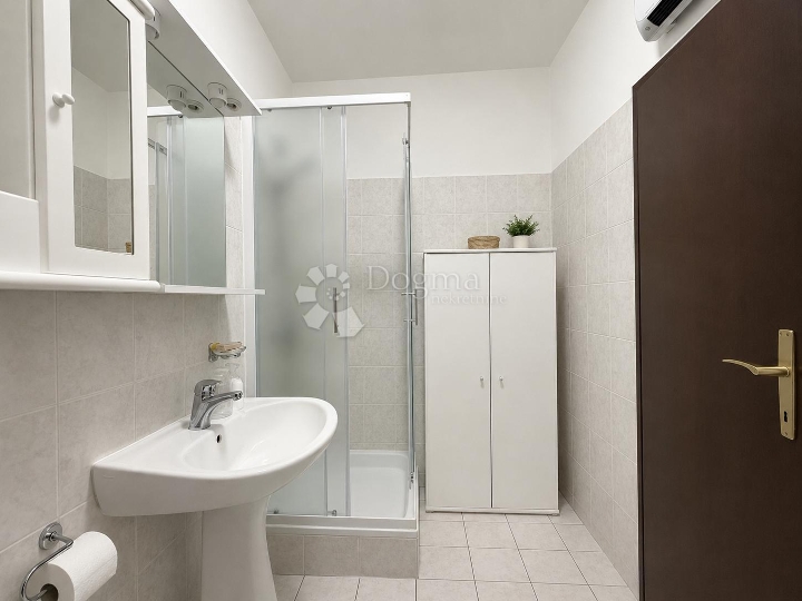 Prostrani 1S+DB apartman u Njivicama