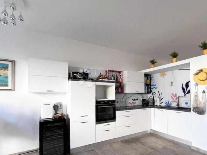 Apartman u novogradnji s velikom terasom i okućnicom