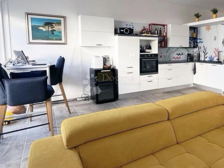 Apartman u novogradnji s velikom terasom i okućnicom
