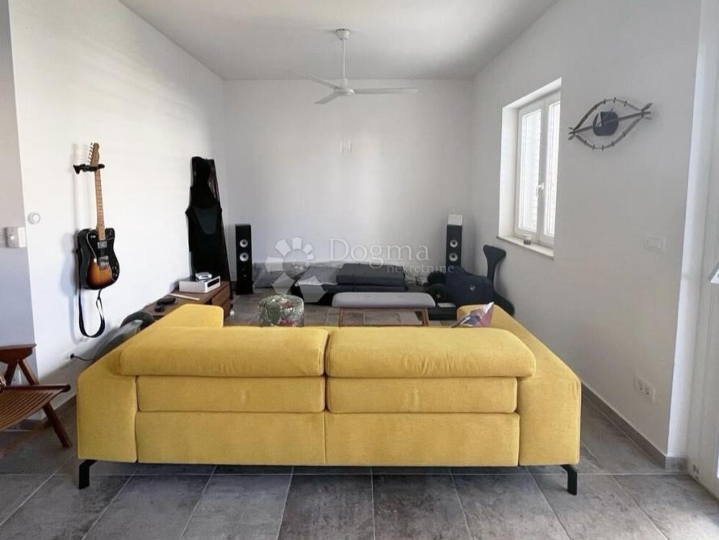 Apartman u novogradnji s velikom terasom i okućnicom