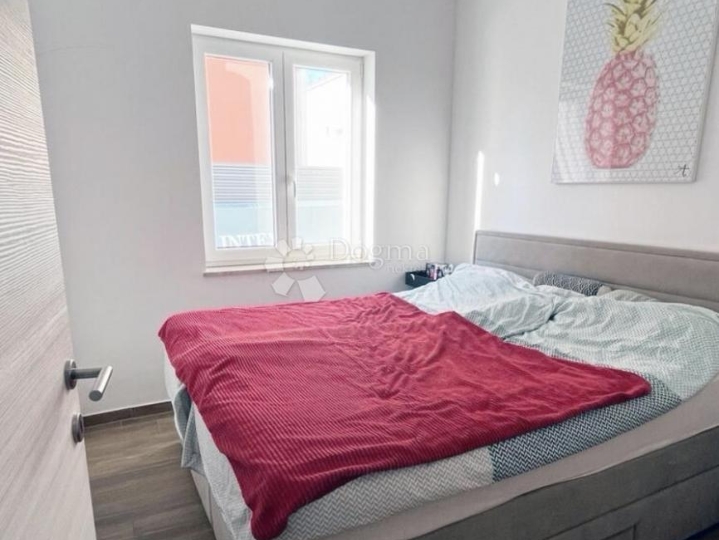 Apartman u novogradnji s velikom terasom i okućnicom