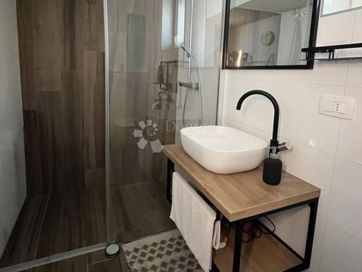 Apartman u novogradnji s velikom terasom i okućnicom