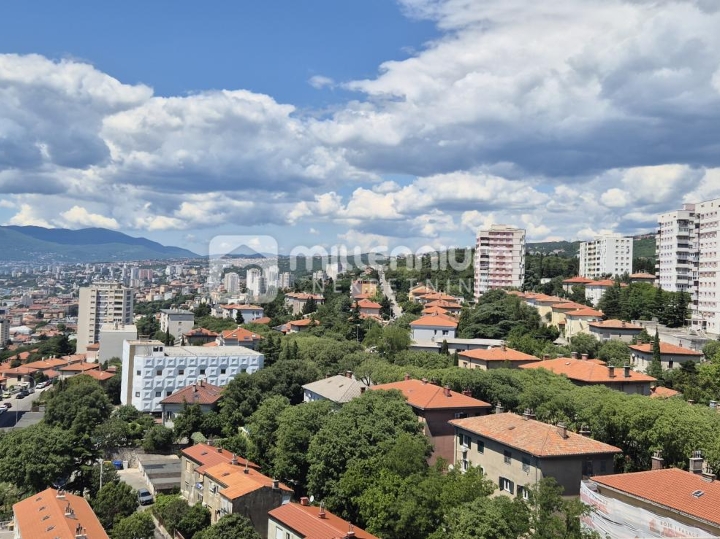 Krimeja, 70m2, 3-sobni stan s balkonom i lođom