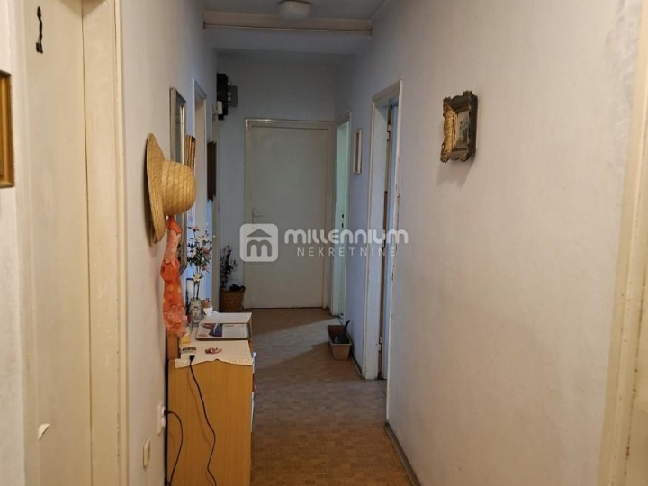 Krimeja, 70m2, 3-sobni stan s balkonom i lođom